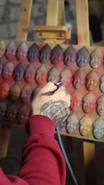 Primer Plano Hombre Tatuado Mano Con Aerógrafo Pintura Artista Con — Vídeo de stock