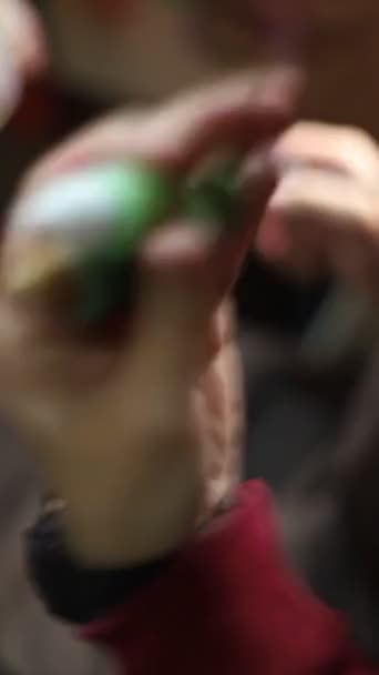 Närbild Man Hand Skakar Flaskor Med Grön Akryl Färg — Stockvideo