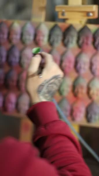 Közelkép Tetovált Férfi Kezét Airbrush Művész Festészet Airbrush Akril Festék — Stock videók