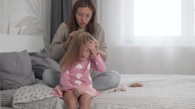 Annem küçük kızların saçını örüyor..