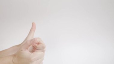 Kadınlar ellerini çırpıyor ve sınıfa beyaz bir arka planda el çırpıyor.