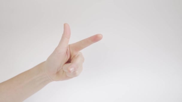 Detailní záběr, Women Hand ukazuje třídu a počítá až tři na prstech na bílém pozadí — Stock video