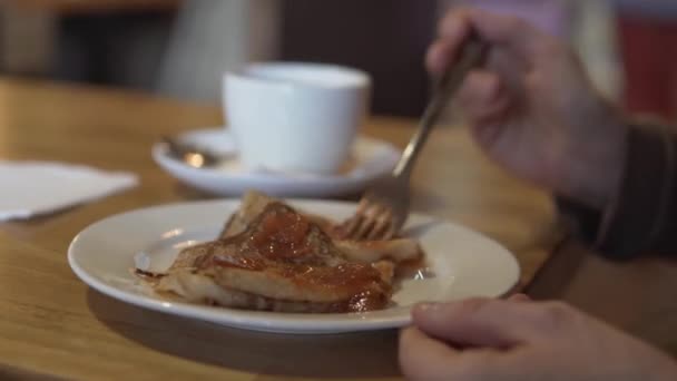 식사를 마치고 호텔에서 아침 식사로 팬케이크를 먹는 여성 — 비디오