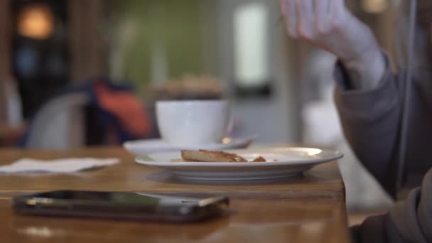 Close-up, seorang wanita di kafe makan pancake dengan selai — Stok Video