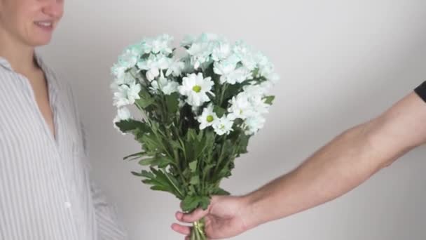 Um homem dá a uma mulher um buquê de flores — Vídeo de Stock