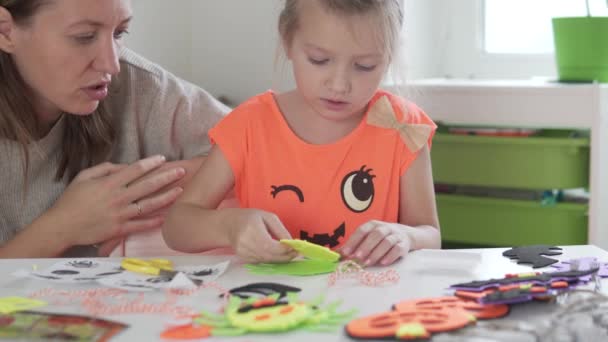 Mutter und Tochter machen ein Halloween-Projekt für die Grundschule — Stockvideo