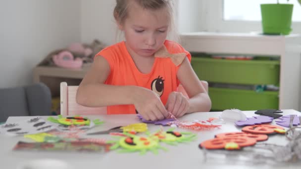 Sweet Girl attache une corde pour décorer une chauve-souris faite pour les vacances Halloween — Video