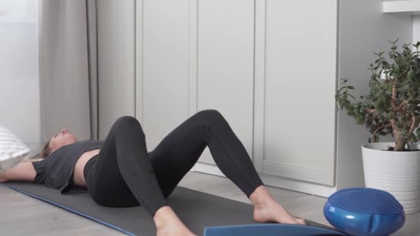 Избыточный вес женщина делает упражнения для прессы дома на коврике — стоковое видео