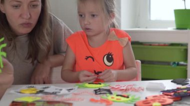Şirin anne-kız, Cadılar Bayramı için daire dekorasyonu yapıyor.