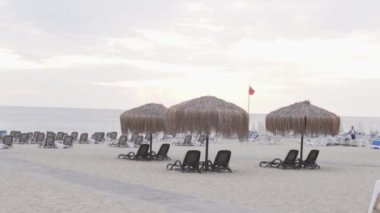 Türkiye 'de bulutlu bir sonbahar gününde terk edilmiş plajda, Taret bayrağı yükseliyor