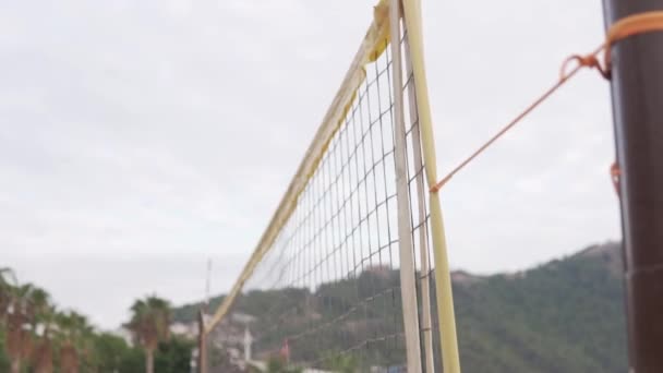 Volejbalová síť se třese z míče, který se dotkl kabelu během hry plážový volejbal — Stock video