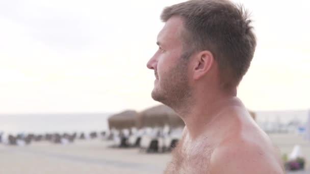 Close-up dari seorang pria berambut cokelat tampan di pantai di Alanya, Turki — Stok Video