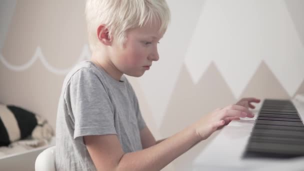 Cantik Anak Pirang Belajar Untuk Bermain Piano Rumah Close — Stok Video