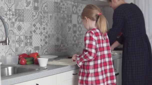 Moeder en dochtertje koken samen in de keuken een rol lavash met groenten — Stockvideo