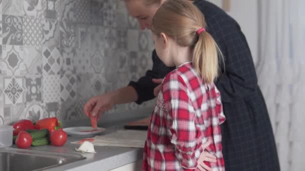 Мати і дочка готують закуски для приїзду гостей . — стокове відео