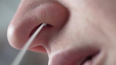 Makro çekim, kadın kovid 19 için hızlı bir burun temizleme testi yapıyor.