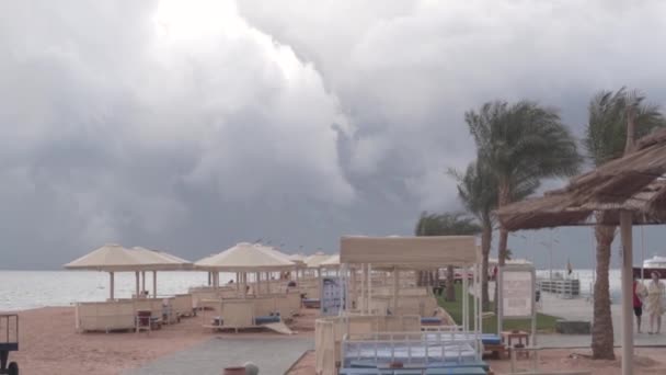 Безлюдний пляж у січні в Хургаді, небо перед дощем і сильними вітрами. — стокове відео