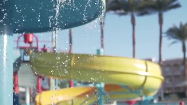 Water droplets slowly dripping down the mushroom in the children is aqua park. — Stock Video