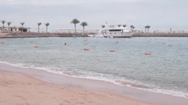Egypt beach in January, cloudy skies and boats — Stockvideo