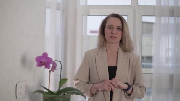 Una hermosa mujer de negocios hace un informe en línea sobre el progreso en el trabajo — Vídeos de Stock