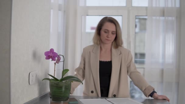 Egy üzletasszony. Egy nő felkészül egy online interjúra, ideges, megismétli a szöveget — Stock videók