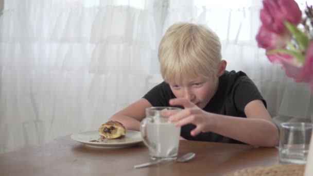 El niño puso una dentadura ortopédica en un vaso con una solución de limpieza antes de comer en casa — Vídeos de Stock