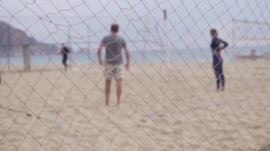 Türkiye plajında bir erkek ve bir kadın plaj voleybolu oynuyorlar, Alanya