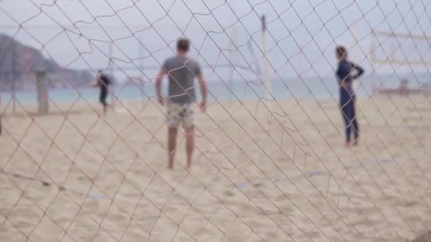 Egy férfi és egy nő strandröplabdázik Törökországban, Alanyában. — Stock videók