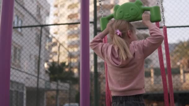 小さな女の子が遊び場で遊んでいる — ストック動画