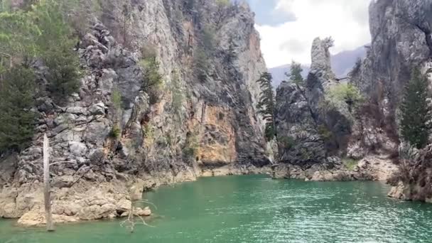 Grön kanyen i Turkiet efter branden. Vacker sjö i klipporna — Stockvideo