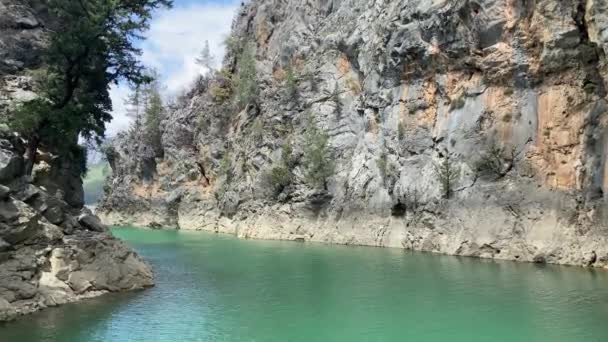 Türkiye 'de yeşil kanyen üzerinde tekne gezisi Antalya — Stok video