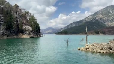 İlkbaharda Türkiye 'deki Yeşil Kanyen Milli Parkı' nda yürüyüş