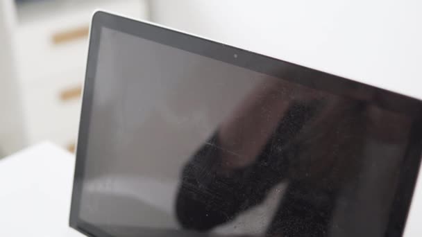 A business woman taps a camera on a laptop with chewing gum — Stock Video