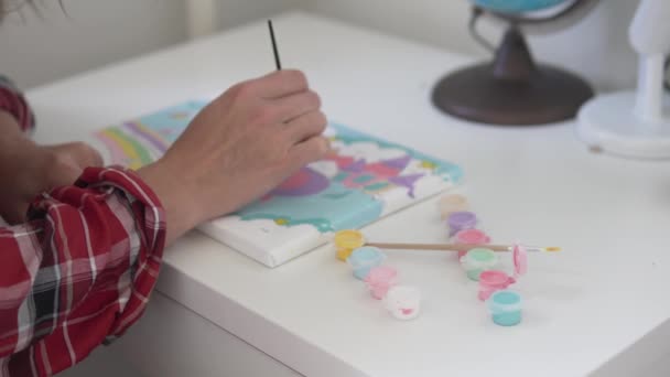 Женщина рисует для ребенка картину с акриловым покрытием — стоковое видео