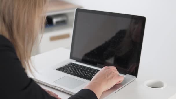 Kobieta kładzie ręce na klawiaturze zepsutego laptopa. — Wideo stockowe