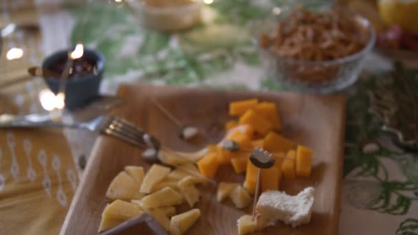 Прекрасный вечерний стол с едой в сауне — стоковое видео
