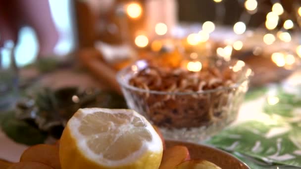 Filmación Cámara Lenta Mesa Con Comida Sauna Por Noche — Vídeo de stock