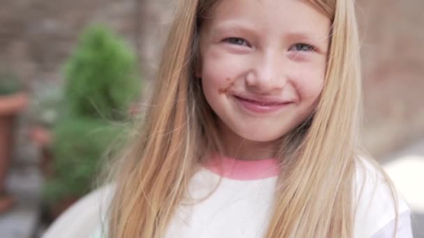 Крупним Планом Красива Дівчина Посміхається Вулиці Брудна Дитина Приземляється Від — стокове відео