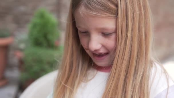Мила Маленька Дівчинка Лиже Рот Заплямований Морозивом Посміхається — стокове відео