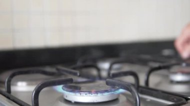 Yakın plan, su ile ısıtılan alüminyum çaydanlık gaz sobasında ısıtılır..