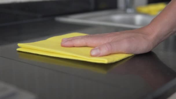 クローズアップ 人工石で作られたキッチンカウンターの上にほこりを拭く 家の掃除 — ストック動画