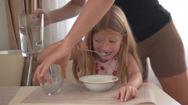 Een Klein Meisje Eet Griesmeel Pap Ochtend — Stockvideo