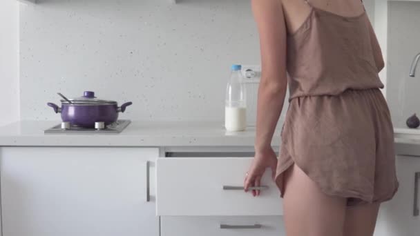 Дівчина Готує Кашу Каструлі Вранці Кухні — стокове відео