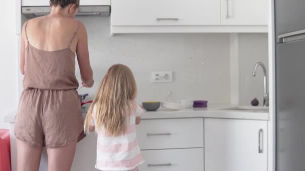 Una Madre Con Una Hija Pequeña Prepara Desayuno Por Mañana — Vídeos de Stock