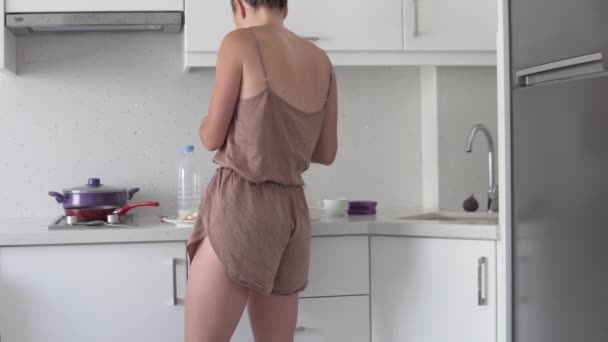 Vista Desde Atrás Una Mujer Pijama Cocinando Cocina Luminosa — Vídeos de Stock