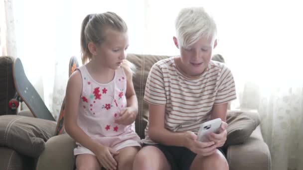 Дети Делят Мобильный Телефон Дома — стоковое видео