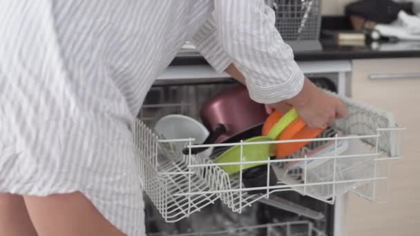 Großaufnahme Zieht Eine Hausfrau Sauberes Geschirr Aus Der Spülmaschine — Stockvideo