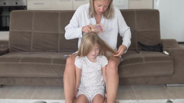 ママComs彼女の小さな女の子毛で午前中 — ストック動画