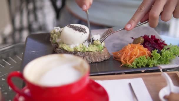 Close Beautiful Breakfast Turkey Summer Restaurant Woman Eats Vegetable Bruschetta — Stock Video