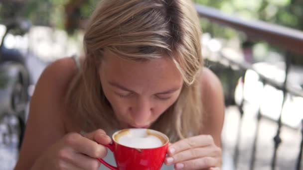 Uma Mulher Bonita Bebe Cappuccino Uma Mesa Café Close — Vídeo de Stock